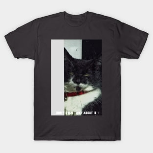 Guard cat on duty T-Shirt